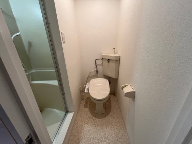 トイレ　イメージとして同建物他部屋を表示しています