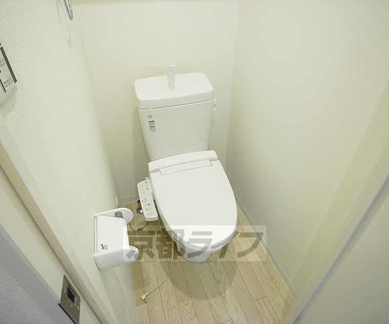 トイレ　ウォシュレット付です。