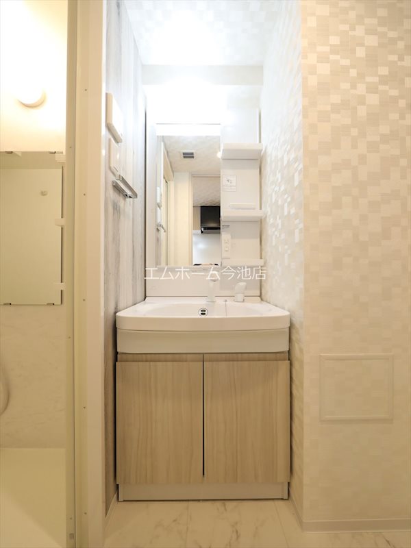 洗面設備　脱衣所　独立洗面台（シャンプードレッサー付）