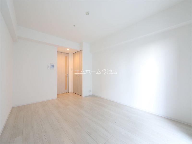 居室・リビング　洋室9.1帖　エアコン付　バルコニーに面しています