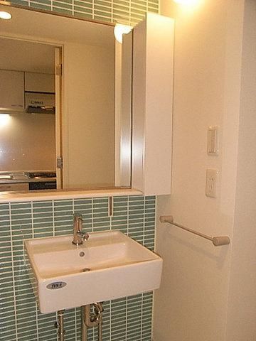 洗面設備　おしゃれな洗面化粧台