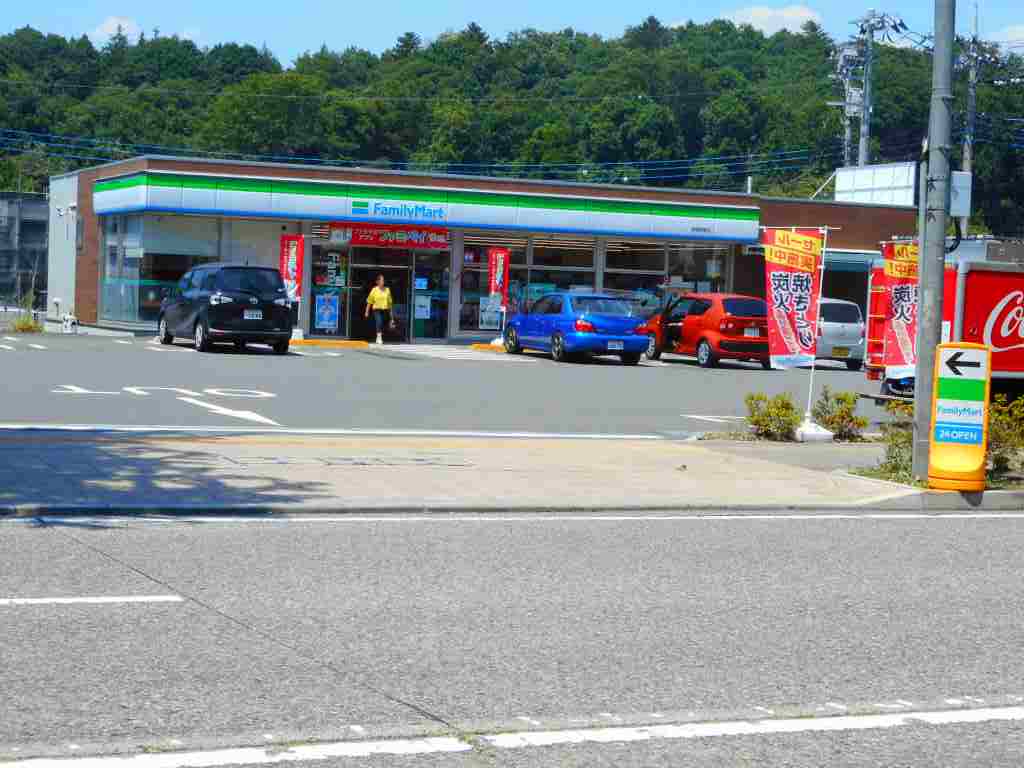 コンビニ　ファミリーマート（コンビニ）まで650m