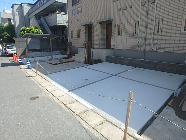 駐車場　各戸専用の駐車場を無料でご用意。