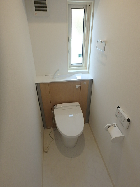 トイレ　小窓付きのトイレ