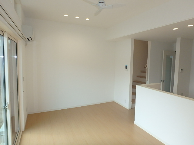 居室・リビング　明るいリビングで家族団欒