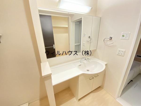 洗面設備　三面鏡洗面台！