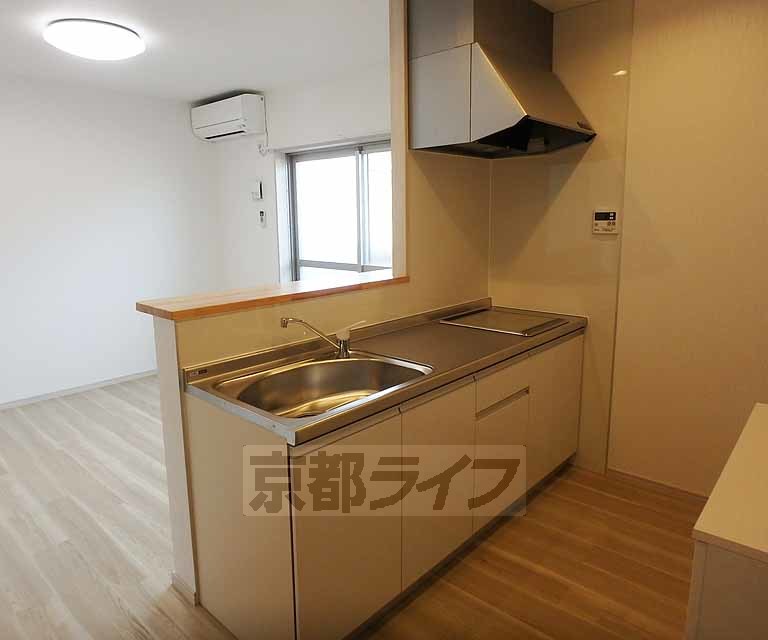 キッチン　壁に向かわず炊事ができます