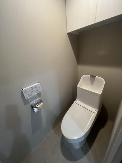 トイレ　落ち着いた色調のトイレです