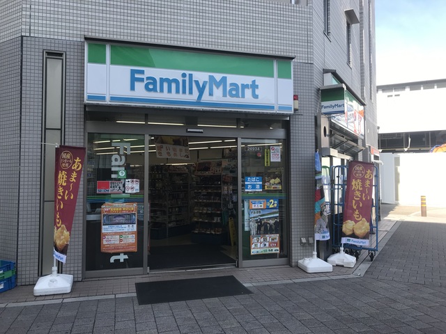 コンビニ　ファミリーマート芦花公園駅南店（コンビニ）まで724m