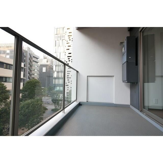 バルコニー　暖かな日差しのふりそそぐバルコニー