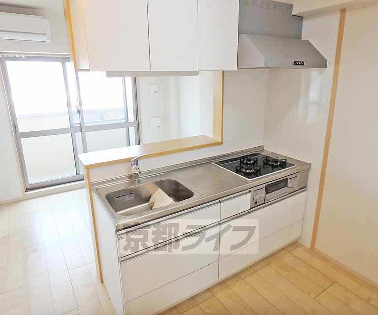 キッチン　壁に向かわず炊事ができます