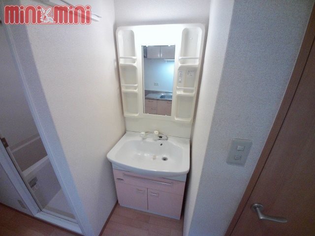 洗面設備　シャンプードレッサー付きの洗面台