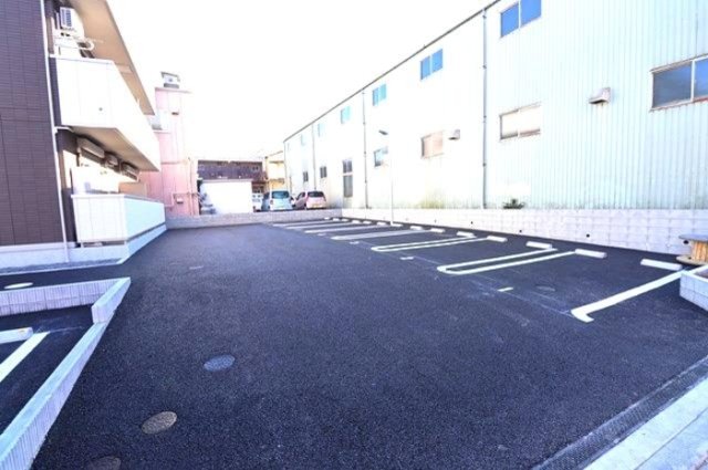 駐車場　駐車場があるので、車を買う予定の方も安心です