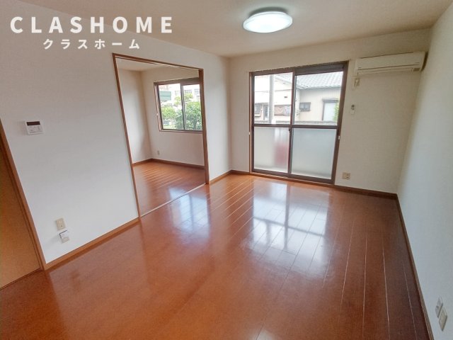 居室・リビング　同物件の別部屋になります。