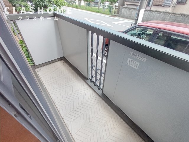 バルコニー　同物件の別部屋になります。