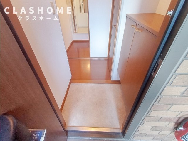 玄関　同物件の別部屋になります。