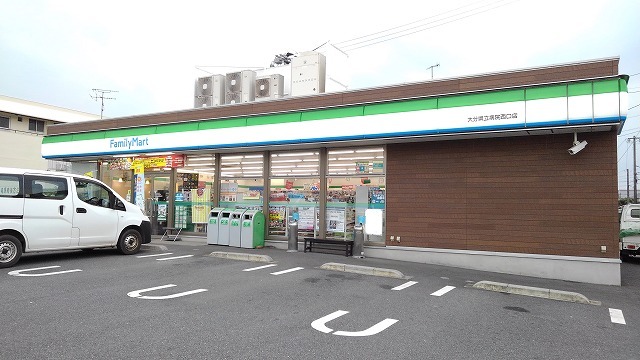 コンビニ　ファミリーマート県立病院西口店（コンビニ）まで300m