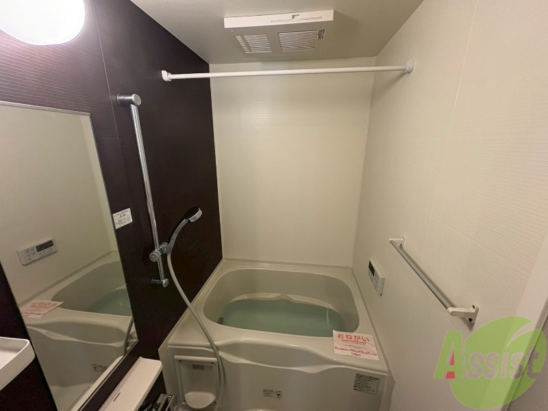 バス・シャワールーム　浴槽が広いので日々の疲れも癒されますね。