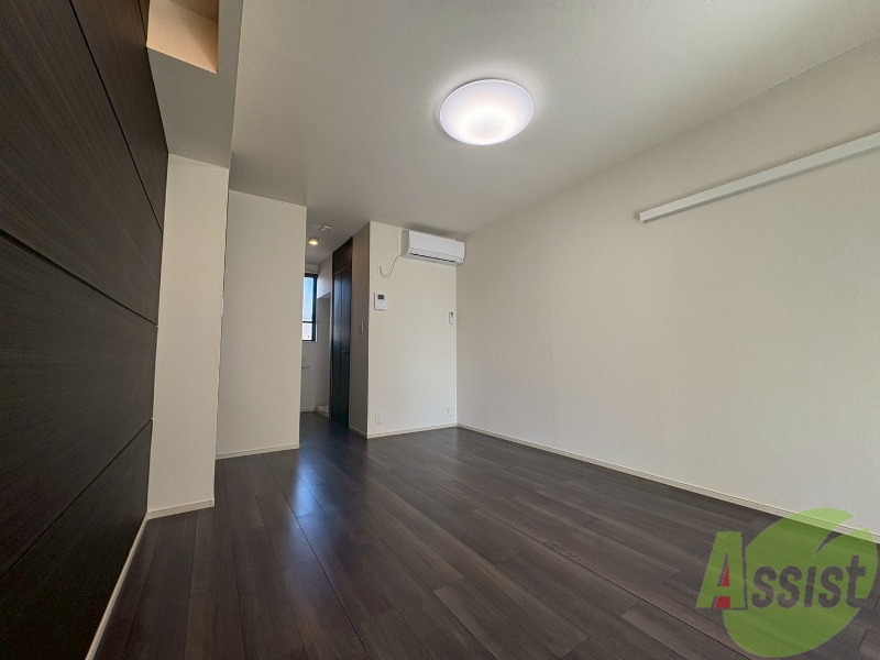 その他部屋・スペース　ベッドを置いても狭く感じずないくらいの広さがあります。