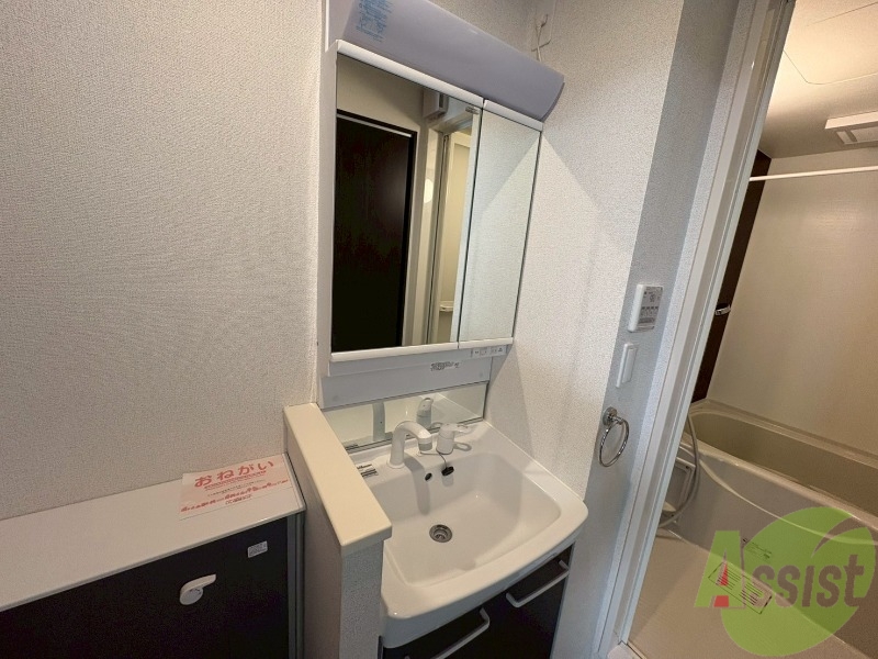 洗面設備　独立洗面台が付いてるので日々の身支度もできますね。