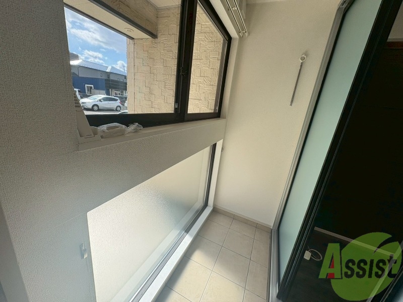 バルコニー　サンルームになっているので、室内干しができますね。