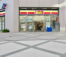 コンビニ　デイリーヤマザキ江東豊洲駅前店（コンビニ）まで7m