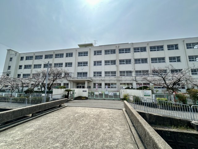 小学校　高槻市立柳川小学校（小学校）まで388m