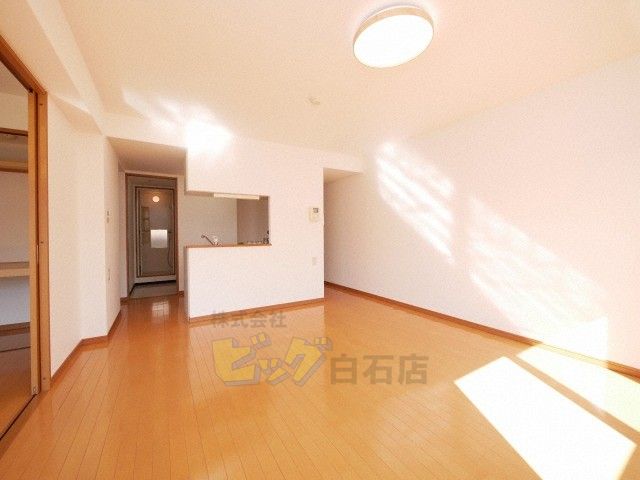 居室・リビング　日当たり良好で明るいリビングです♪