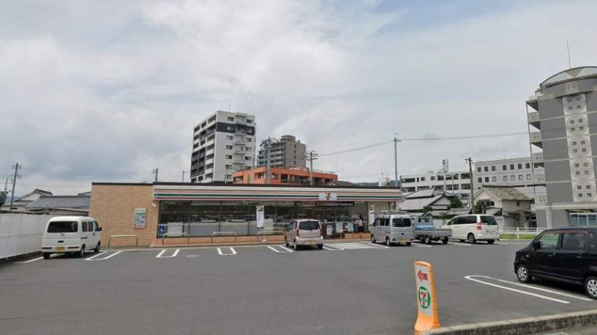コンビニ　セブンイレブン（コンビニ）まで973m