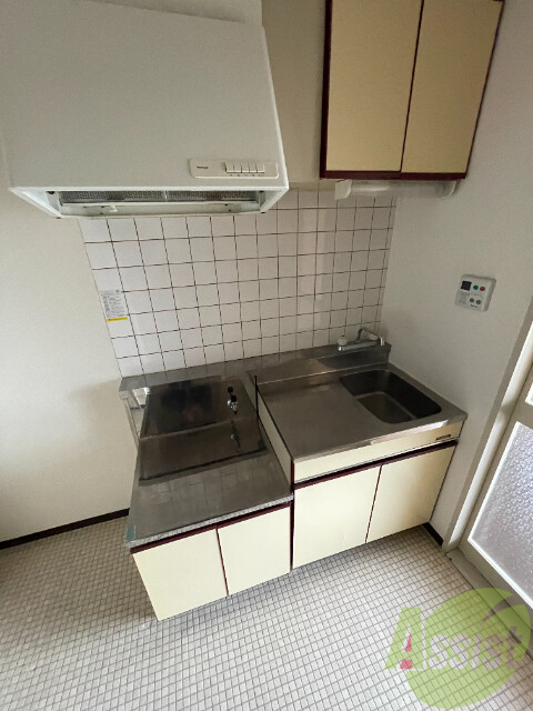 キッチン　ガスコンロ設置可能です。まな板スペースがあるので便利ですね