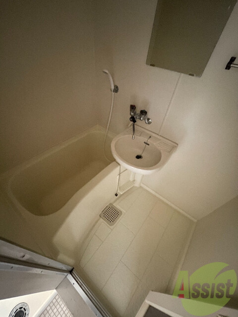 バス・シャワールーム　こちらはお風呂。一日の疲れをここで癒してください。