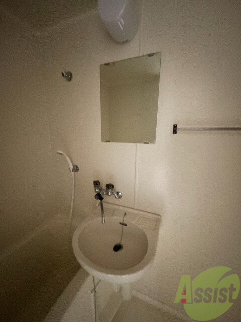 洗面設備　シンプルな洗面台です。