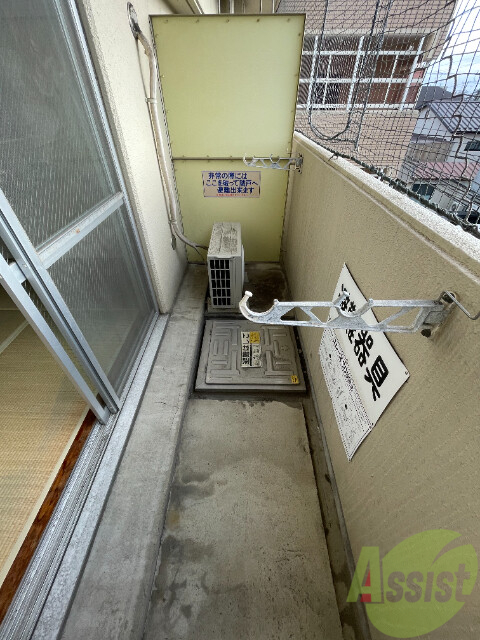 バルコニー　バルコニー。洗濯物がはかどりそうな広さがありますよ。