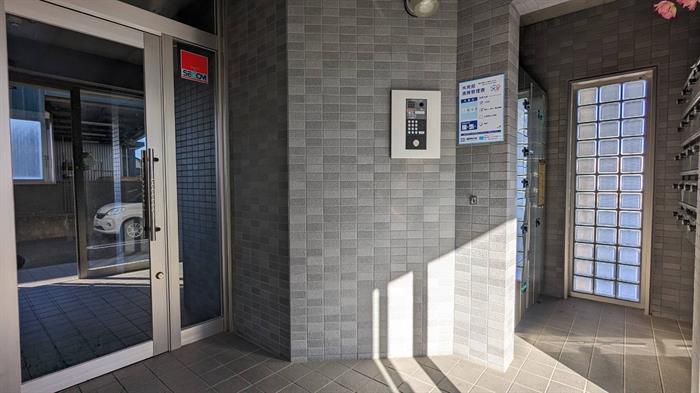 エントランス　オートロック・宅配ボックス付き