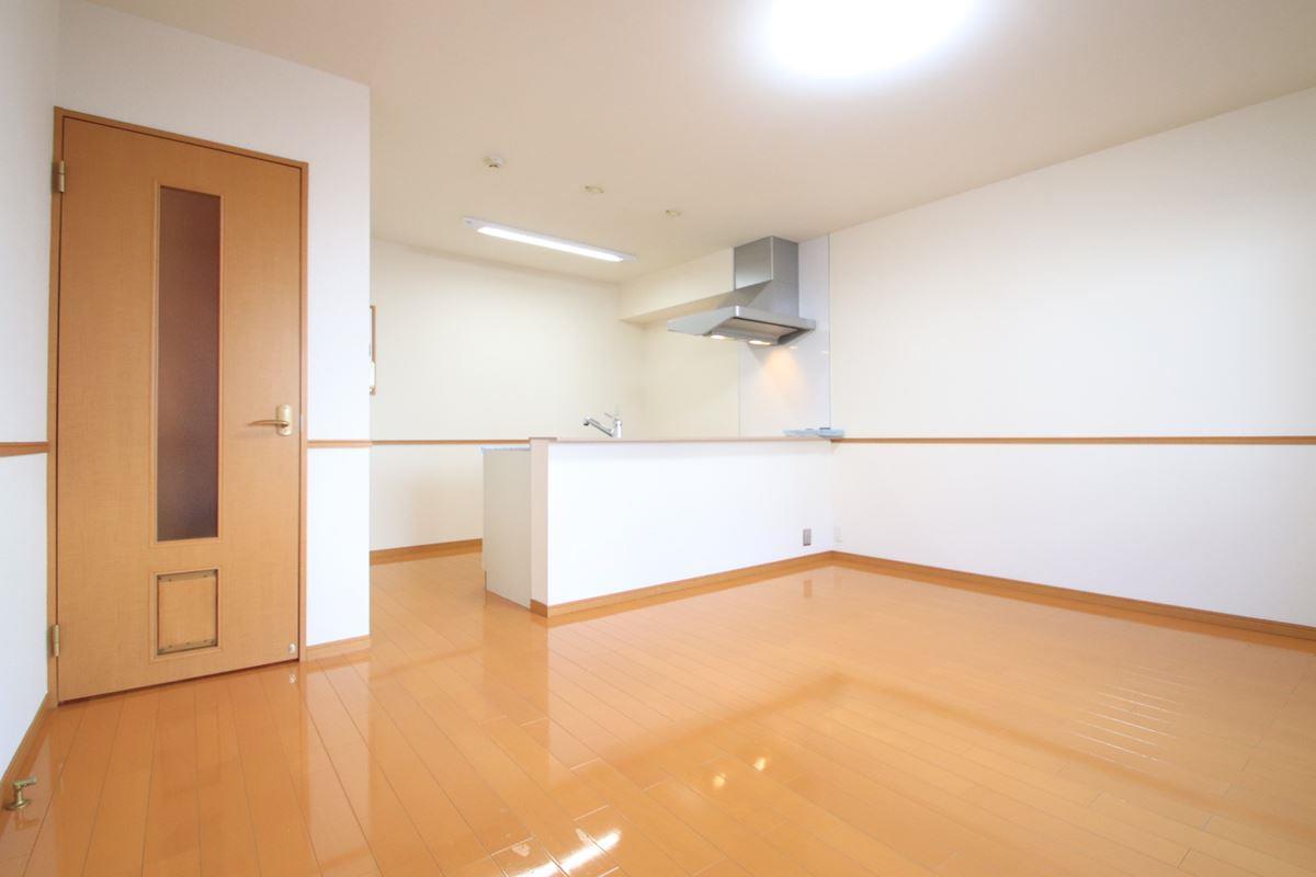 居室・リビング　ソファも置ける9.6帖!!