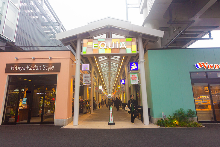 ショッピングセンター　EQUiA竹ノ塚（ショッピングセンター）まで581m