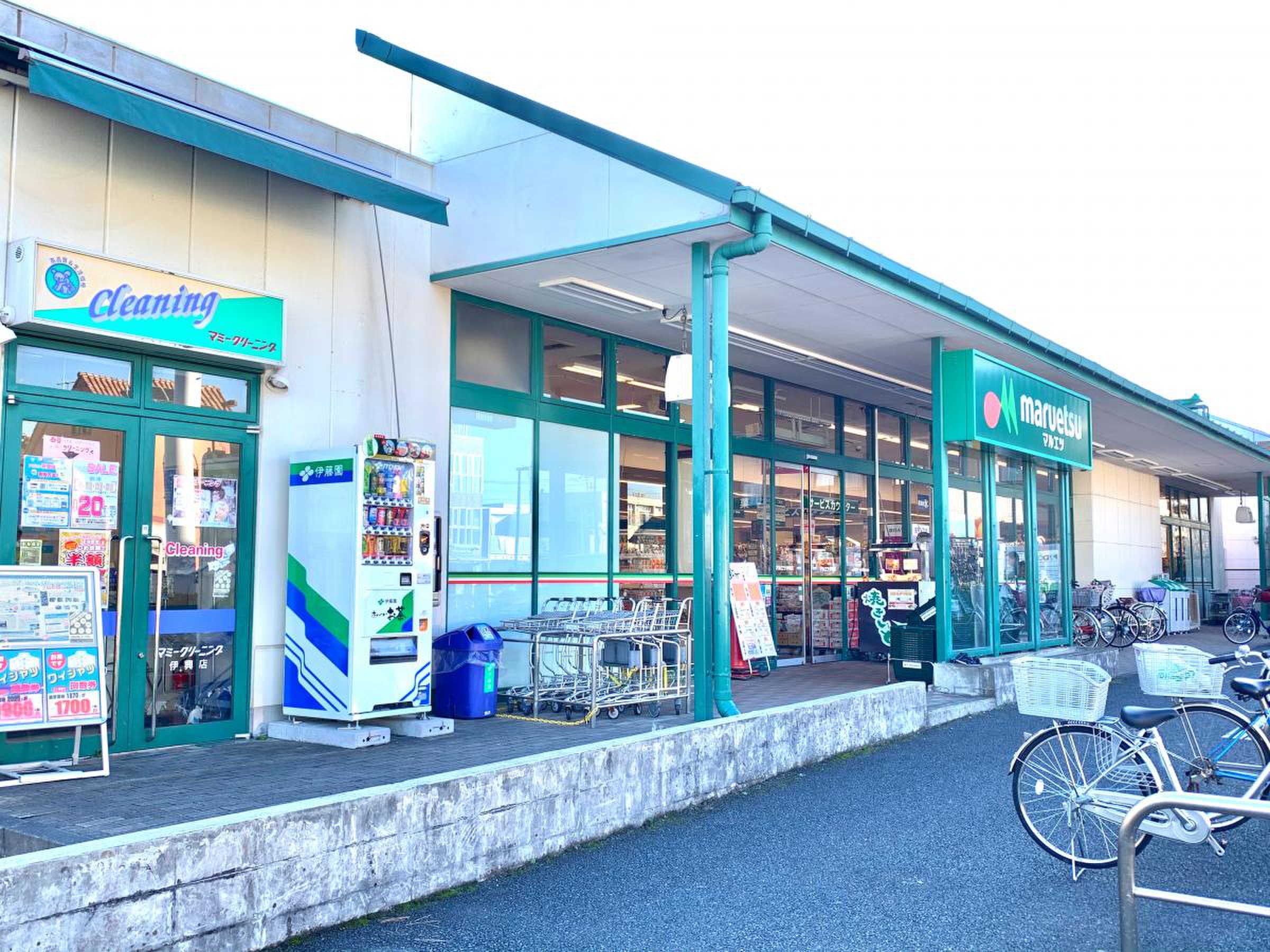 スーパー　マルエツ伊興店（スーパー）まで656m