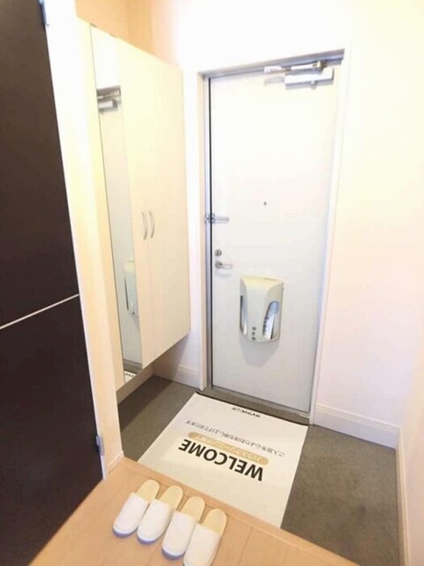 玄関　鏡付きシューズボックス