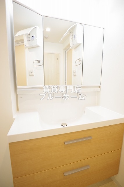 洗面設備　収納付き三面鏡独立洗面台！