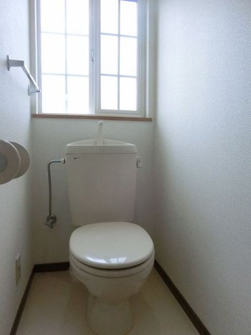 トイレ　落ち着いた色調のトイレです