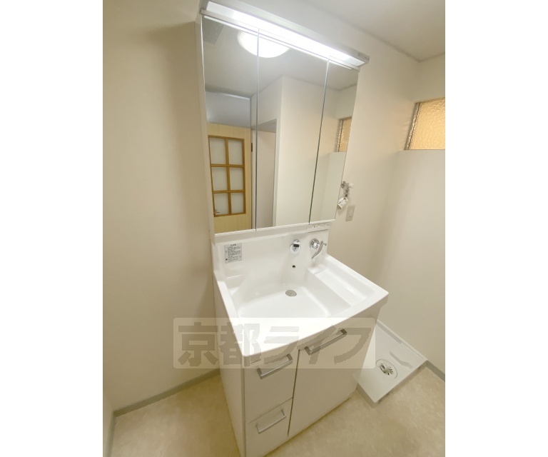 洗面設備　綺麗な洗面化粧台です。