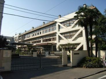 中学校　立川市立第五中学校（中学校）まで498m