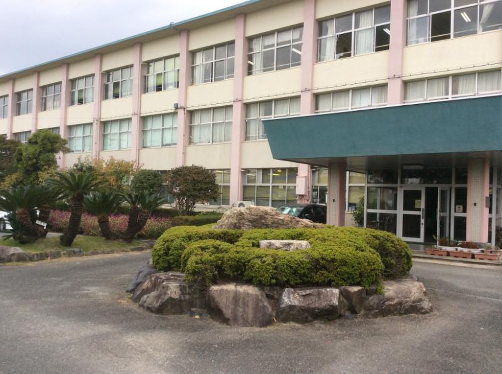 小学校　水巻町立伊左座小学校（小学校）まで349m