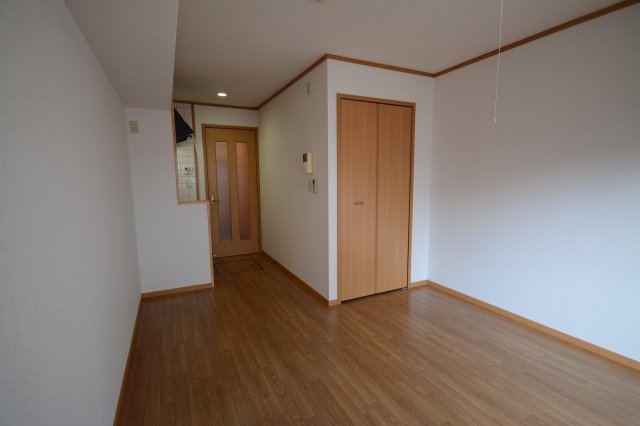 居室・リビング　別号室の写真です。ご参考までに