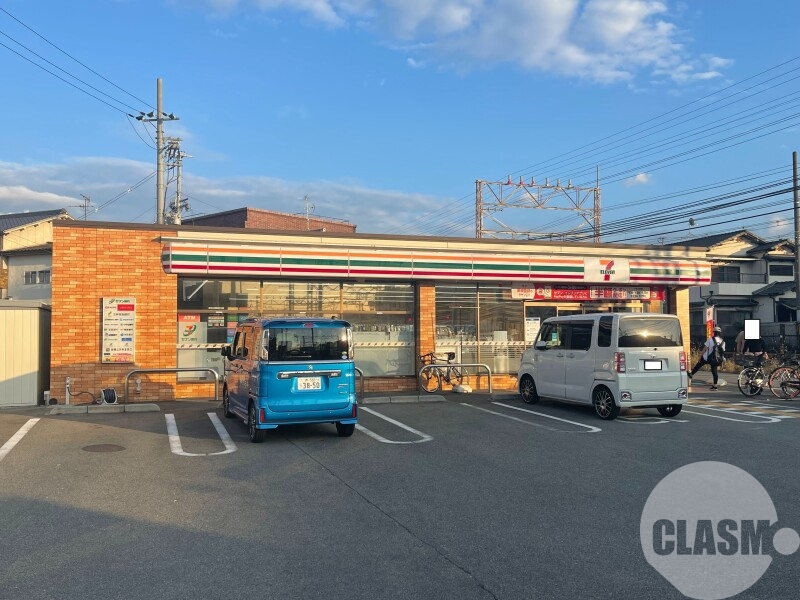 コンビニ　セブンイレブン初芝駅東店（コンビニ）まで104m
