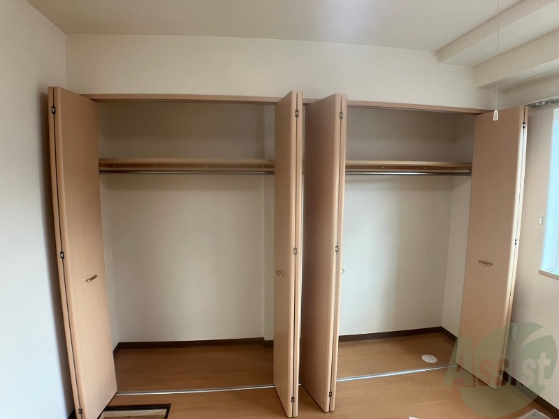 収納　こちらの収納にはハンガーをかけて服もしまえますね。