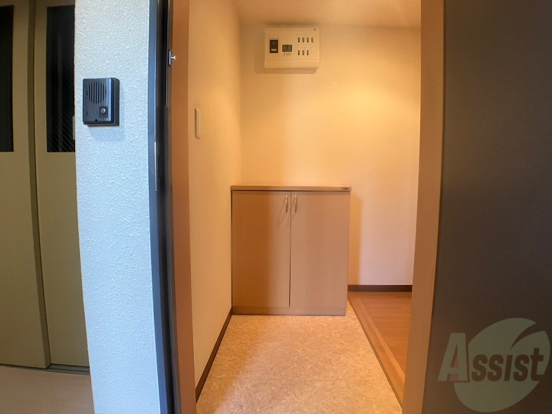 玄関　玄関です。すぐ広いリビングにつながっています。