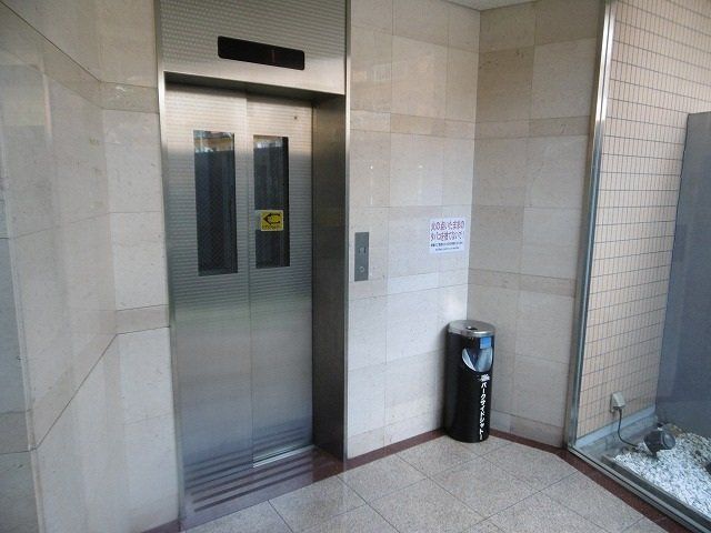 ロビー　エレベーター付きです。
