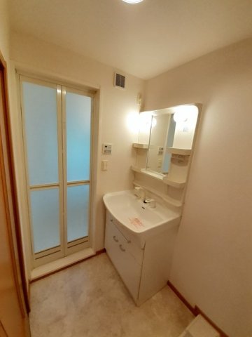 洗面設備　スペースが確保できる洗面所です