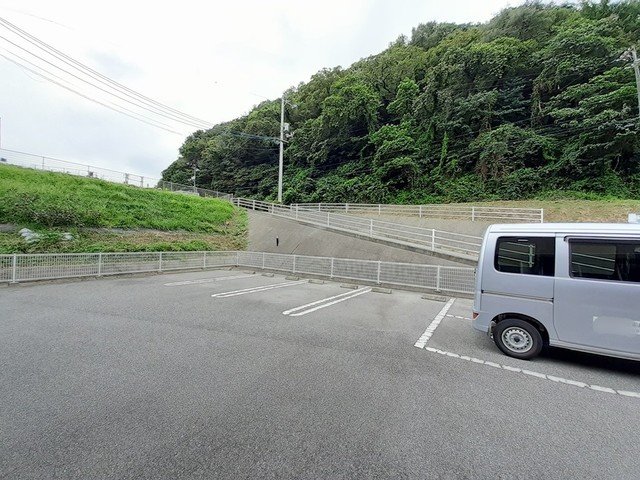 駐車場　駐車場があるので、車を買う予定の方も安心です